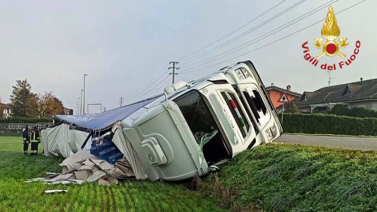 Autoarticolato Si Ribalta Sul Posto I Vigili Del Fuoco Myvalley It