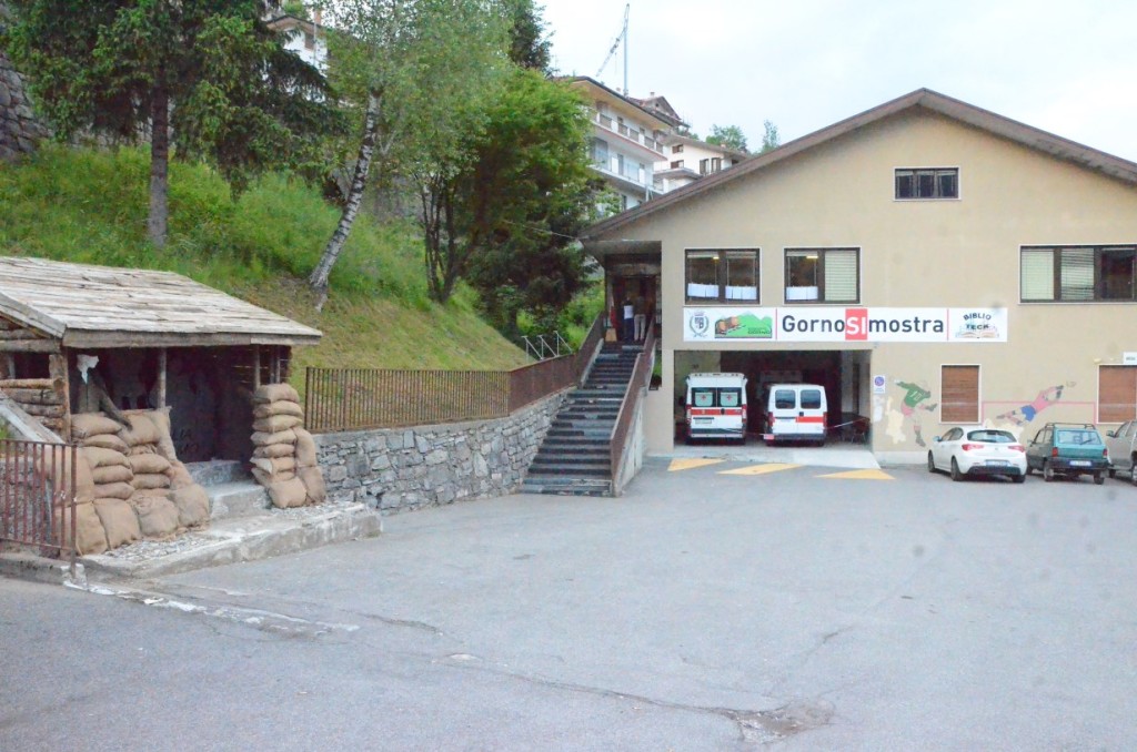 La baracca di trincea realizzata all'esterno dell'edificio che ospita la mostra sulla Grande Guerra