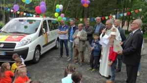 Il Lions Club dona un pulmino alla scuola materna Clara Maffei.