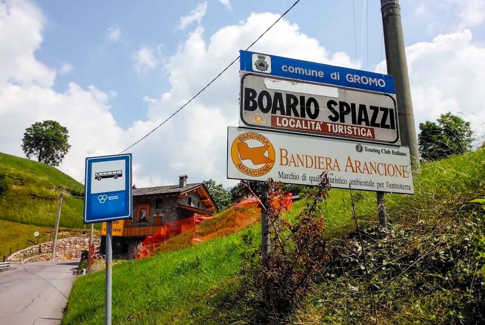 La fermata del bus a Boario Spiazzi