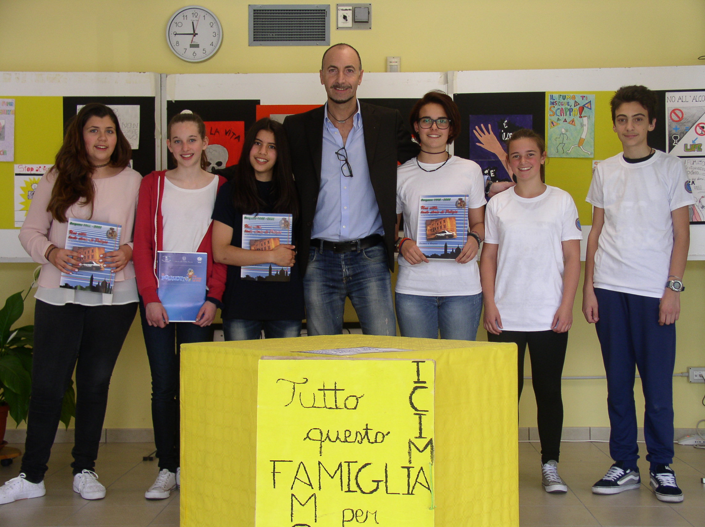 Il poliziotto scrittore Lorenzi con gli studenti premiati a Rovetta.