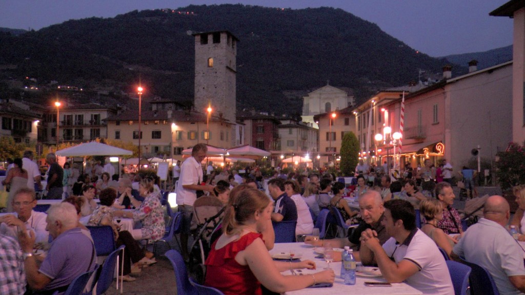Pisogne, i partecipanti della Lungolagoloso nella zona della piazza