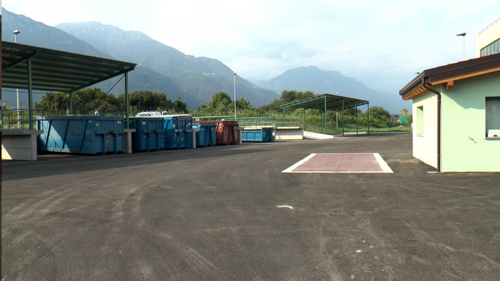 Pisogne, isola ecologica in via Neziole