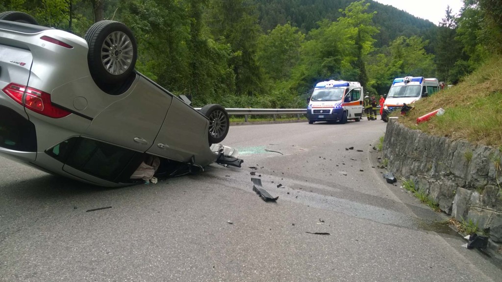 Cerete, l'automobile ribaltata lungo la provinciale