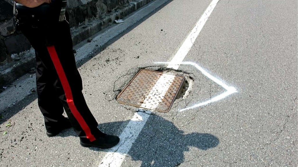 Clusone, la buca che si è aperta sulla provinciale