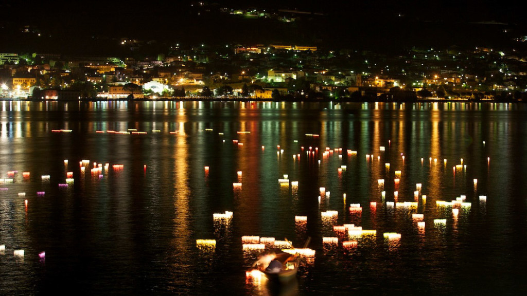 I lumini sul lago durante la Festa di Santa Croce