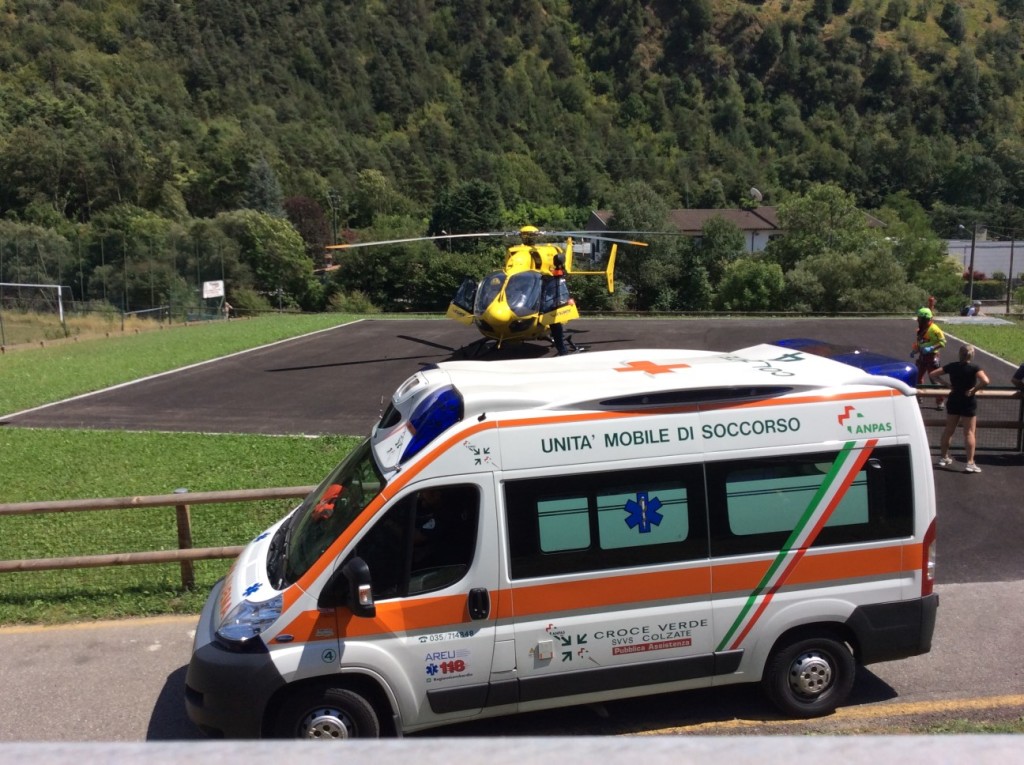 I mezzi di soccorso intervenuti a Ponte Nossa