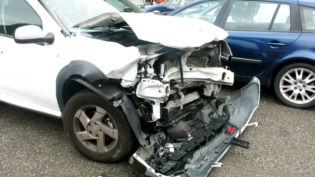 La Dacia coinvolta nell'incidente stradale a Valbondione.