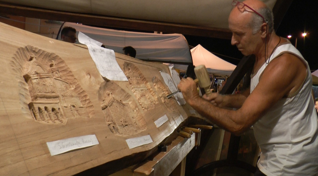 Pisogne, Mostra Mercato, un artigiano locale del legno all'opera