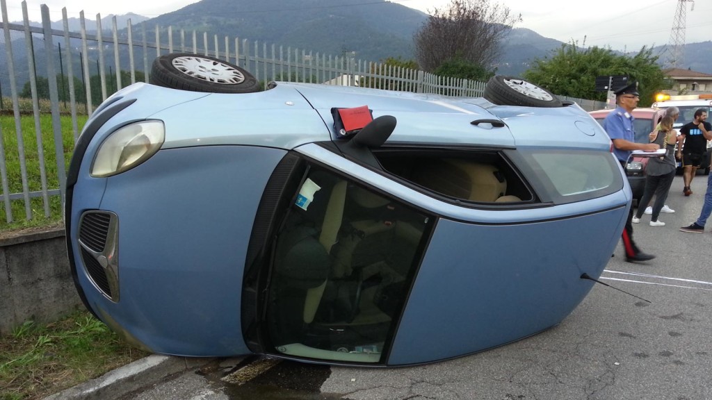 Casnigo, l'automobile rovesciata sul fianco