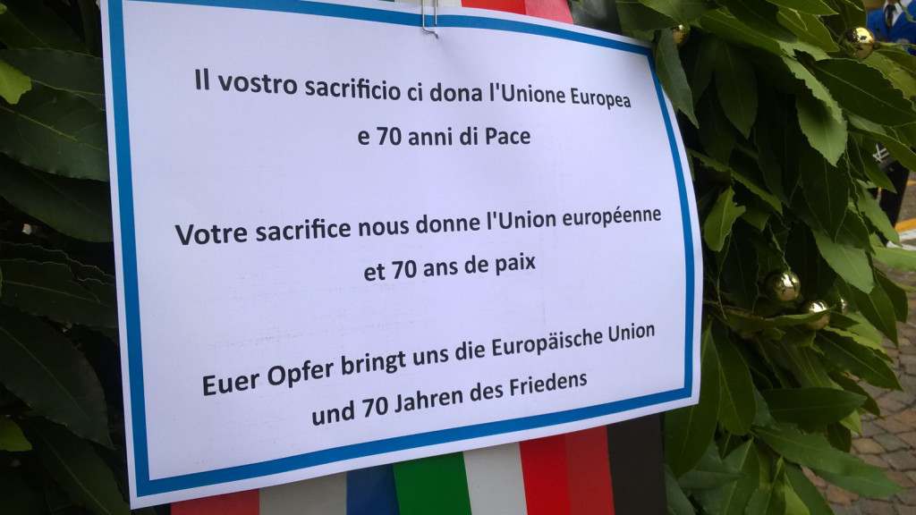 Le scritte sulla corona deposta al monumento dei caduti