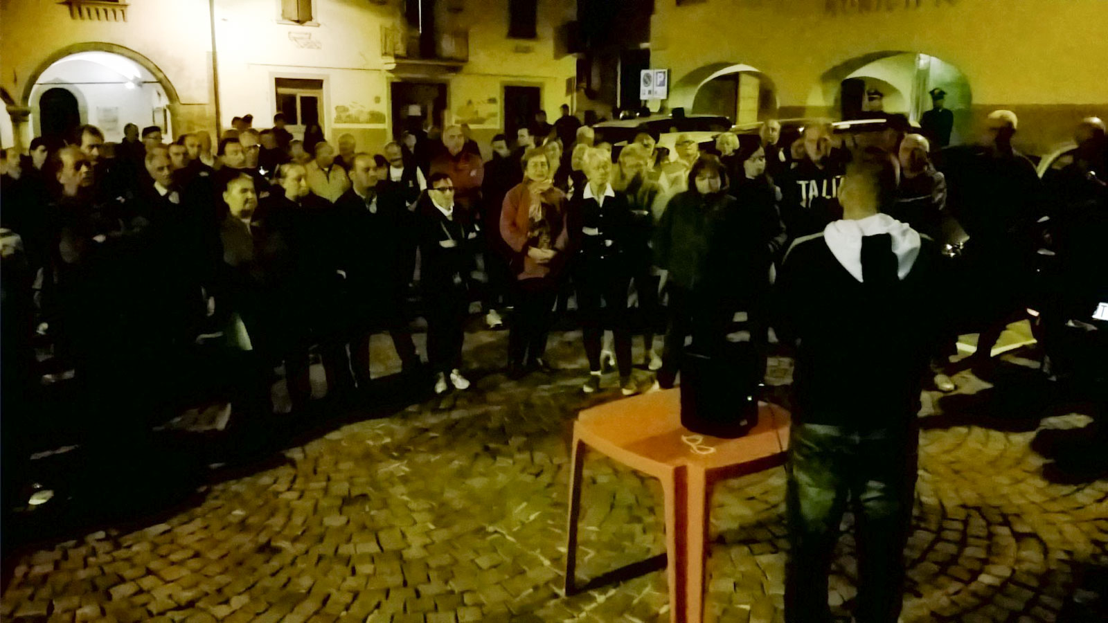 Castione della Presolana, in piazza la protesta contro l'arrivo dei migranti