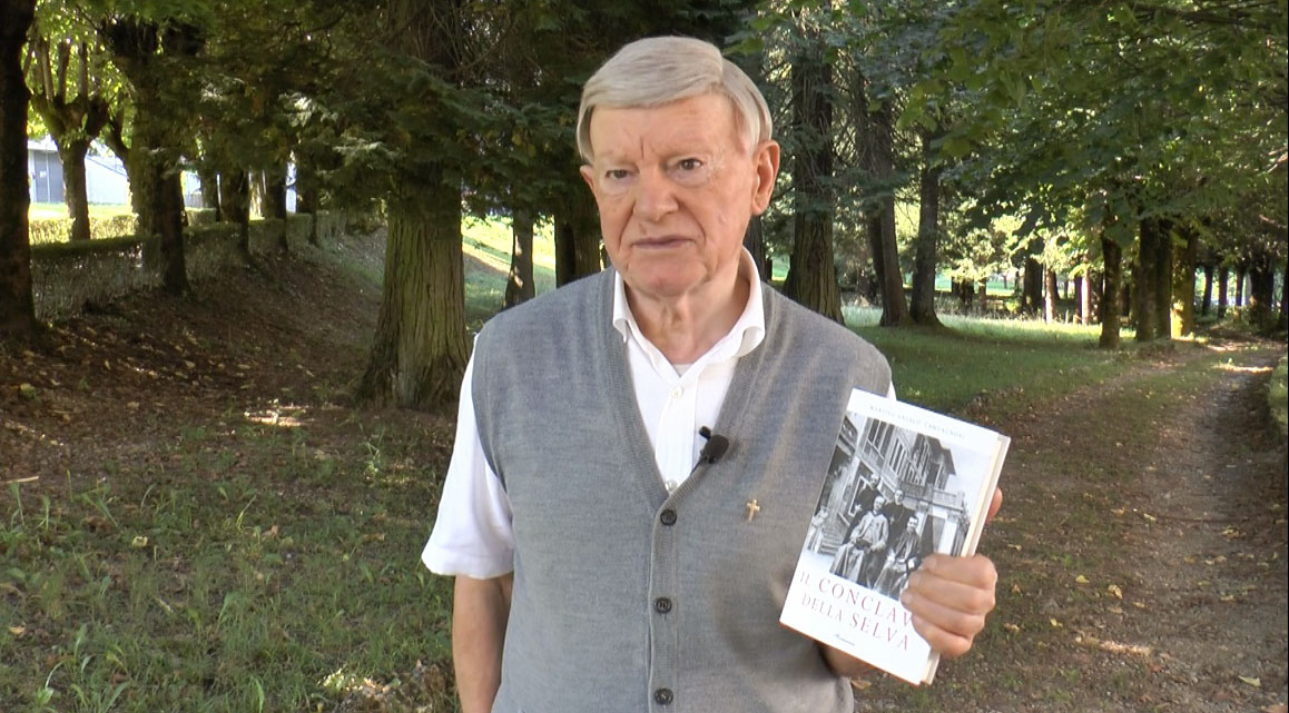 Don Martino Campagnoni con il suo ultimo libro