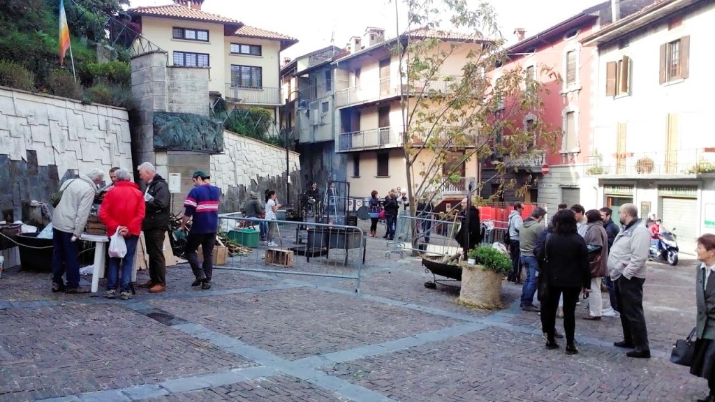 Un momento della festa in piazza