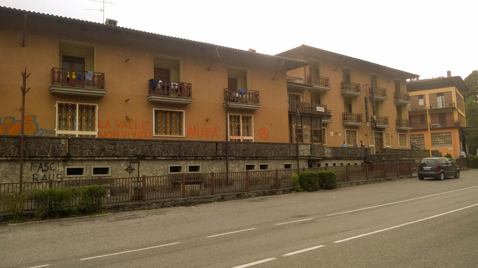 Rovetta, l'ex struttura ricettiva alberghiera in cui alloggiano i richiedenti asilo.