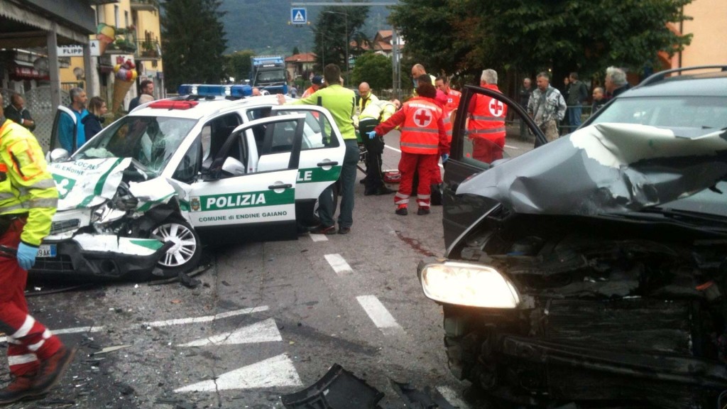 La Fiat 16 della polizia locale dopo l'incidente