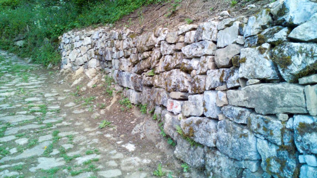 Nuovi muri a secco sulla strada che porta a Candave