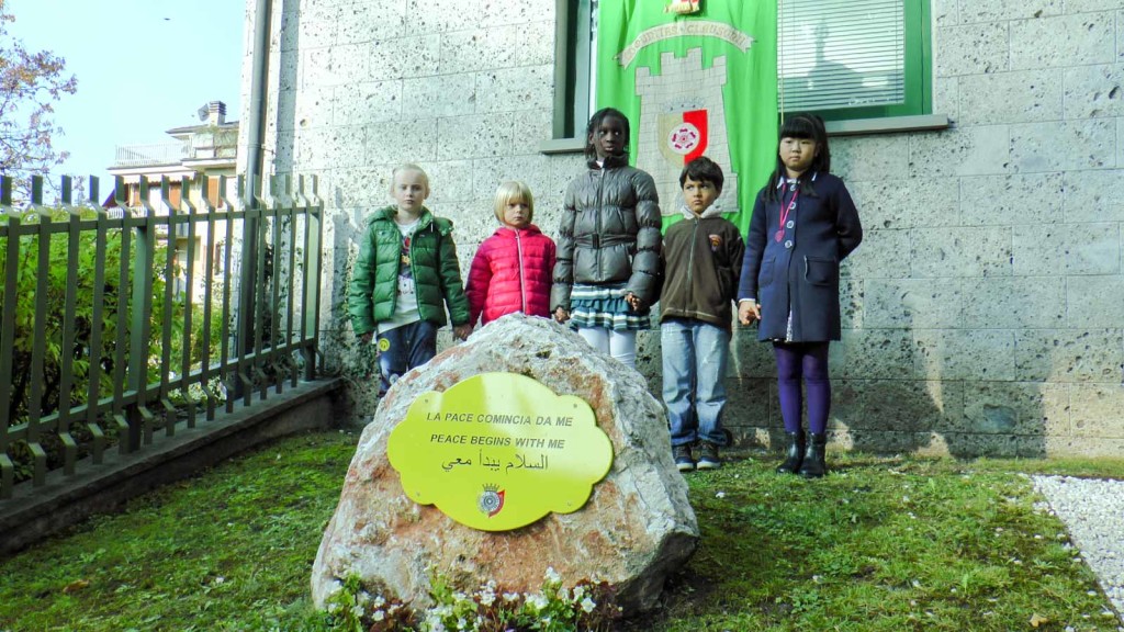 Bambini della primaria vicino all'aiuola della pace 