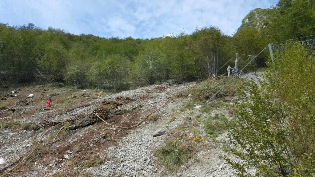 Strada per Valzurio, posa delle ret