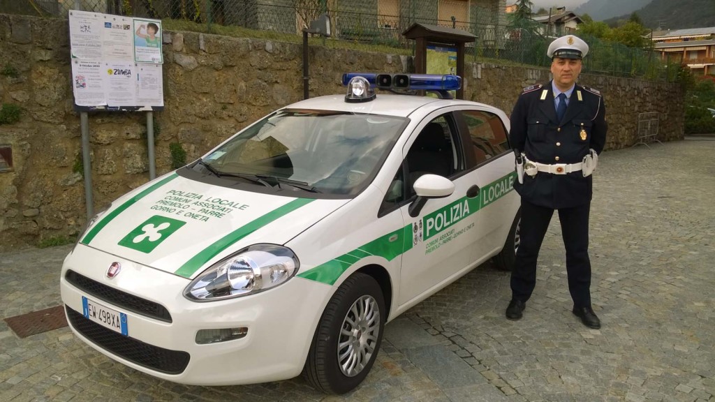 L'agente Egidio Bosio con la nuova vettura