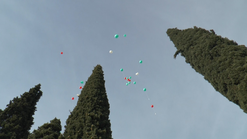 I palloncini liberati in cielo dai bambini