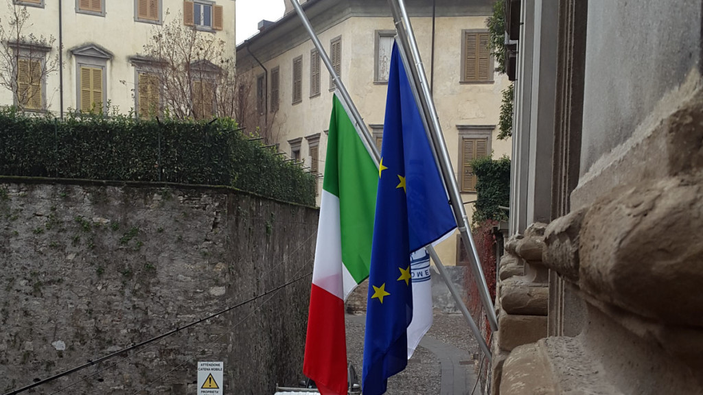 Università di Bergamo, le bandiere fuori dal rettorato