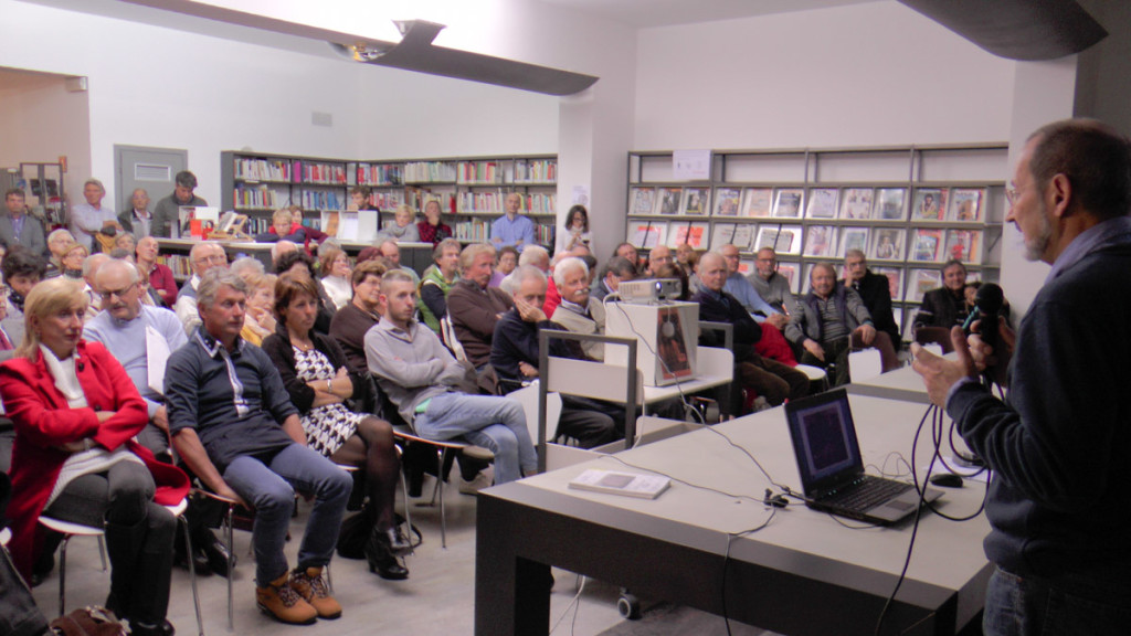 Un momento della serata ad Albino