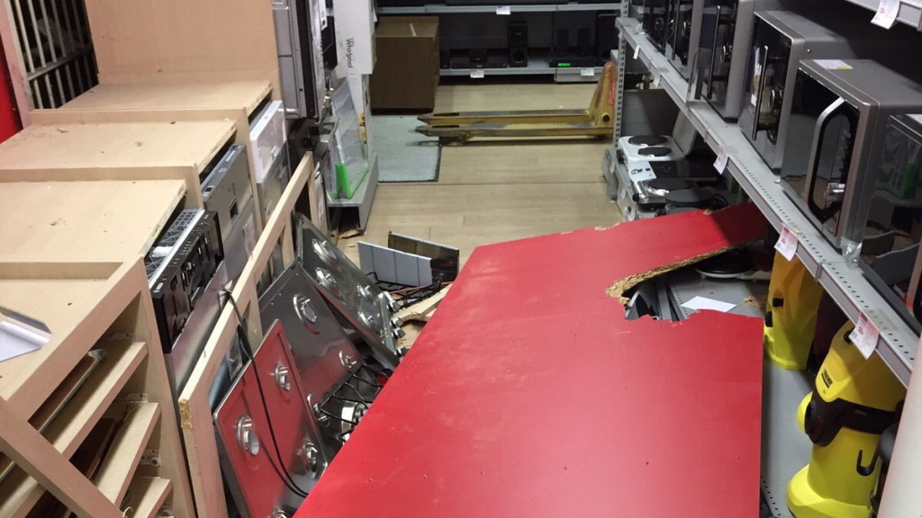 Gli scaffali rovesciati all'interno