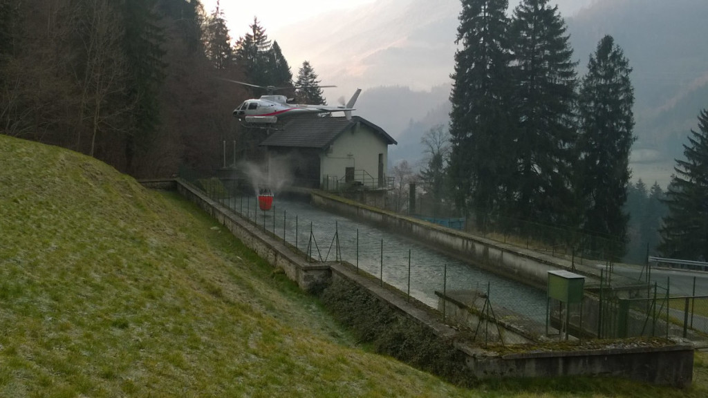 Elicotteri al lavoro a Gromo