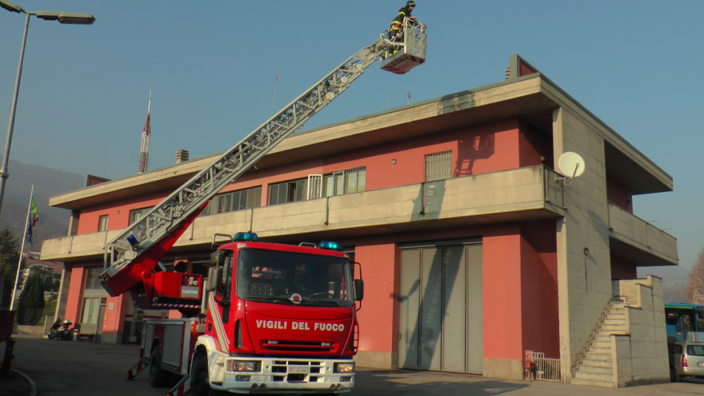 La nuova autoscala nel piazzale de distaccamento