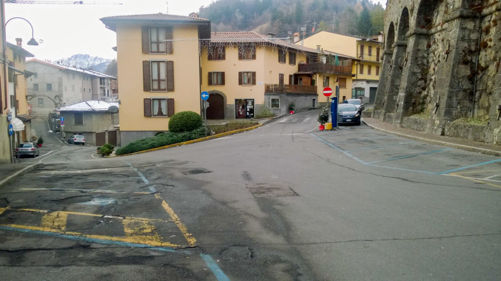 Piazza della Rocca a Clusone, oggi senza automobili dopo l'episodio