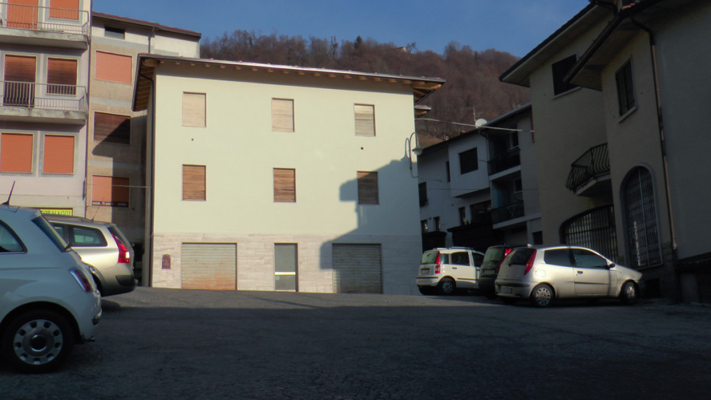 La casa del Comune in piazza Villassio: verranno sostituiti anche i serramenti