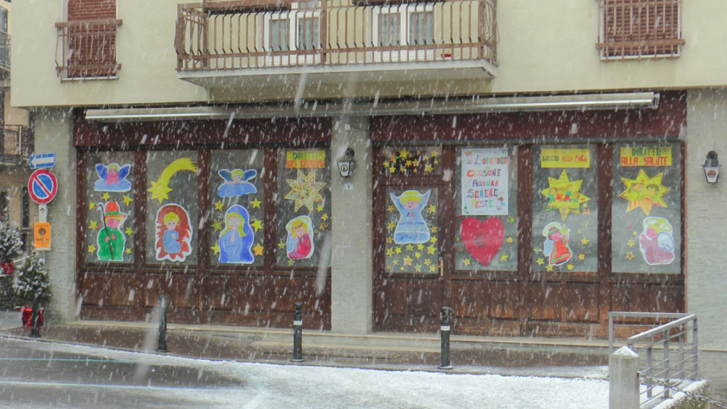 Le vetrate in piazza della Rocca dedicate ai diritti dei bambini