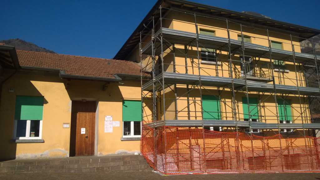 Le impalcature che avvolgono la biblioteca