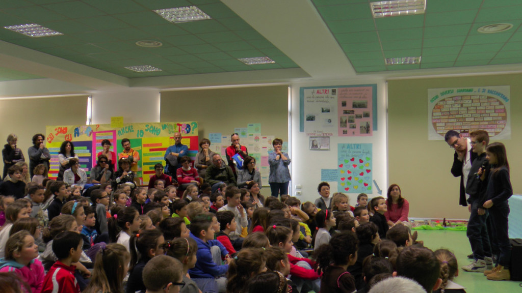 Dopo lo spettacolo, un momento di festa a scuola