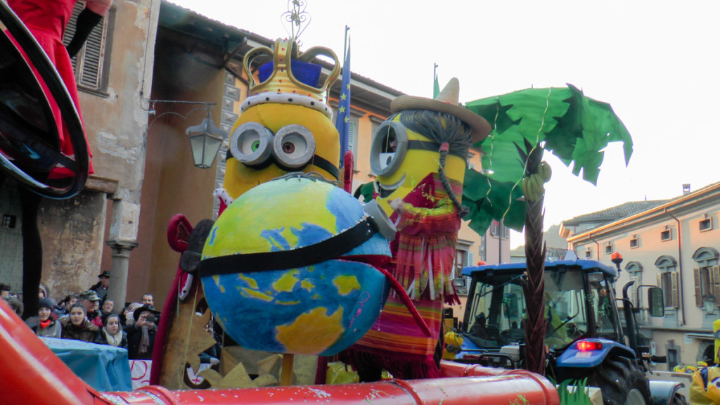I Minions castionesi lasciano piazza Orologio
