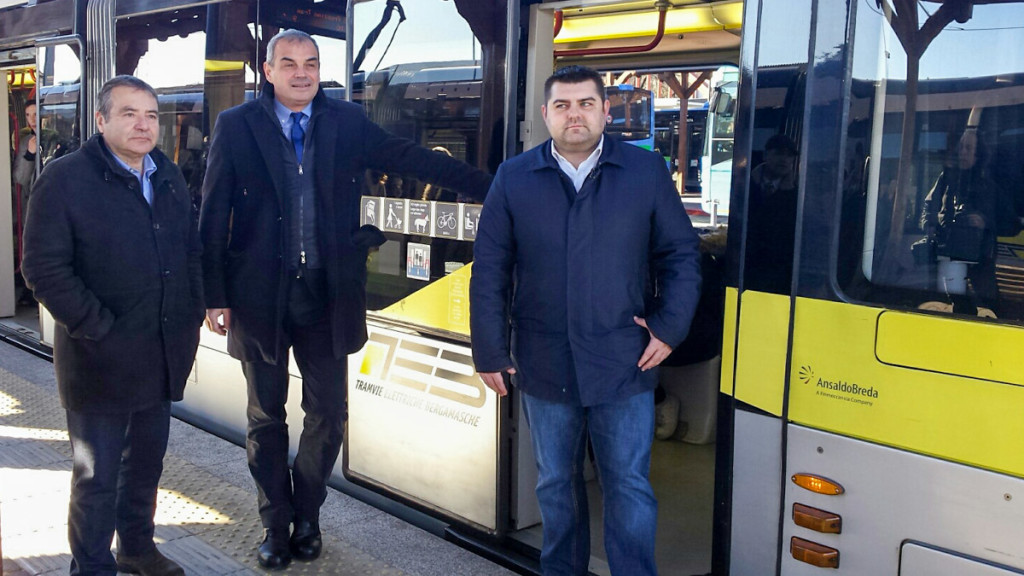 Da sinistra, Scarfone, Simonetti e Sorte pronti a salire sul tram