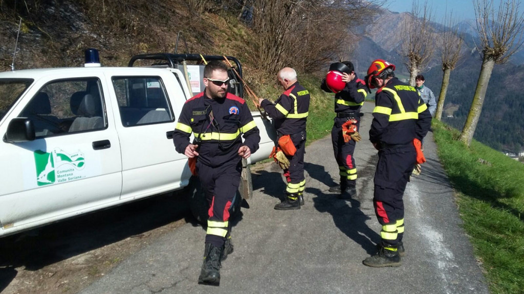 Incendio boschivo, l'arrivo della Protezione Civile Clusone