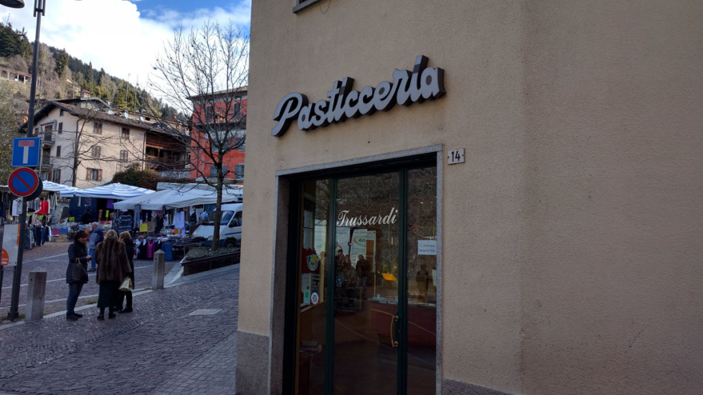 Clusone, pasticceria in centro