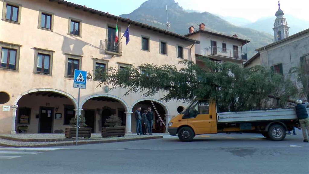 Il Mas di fronte al municipio di Ardesio