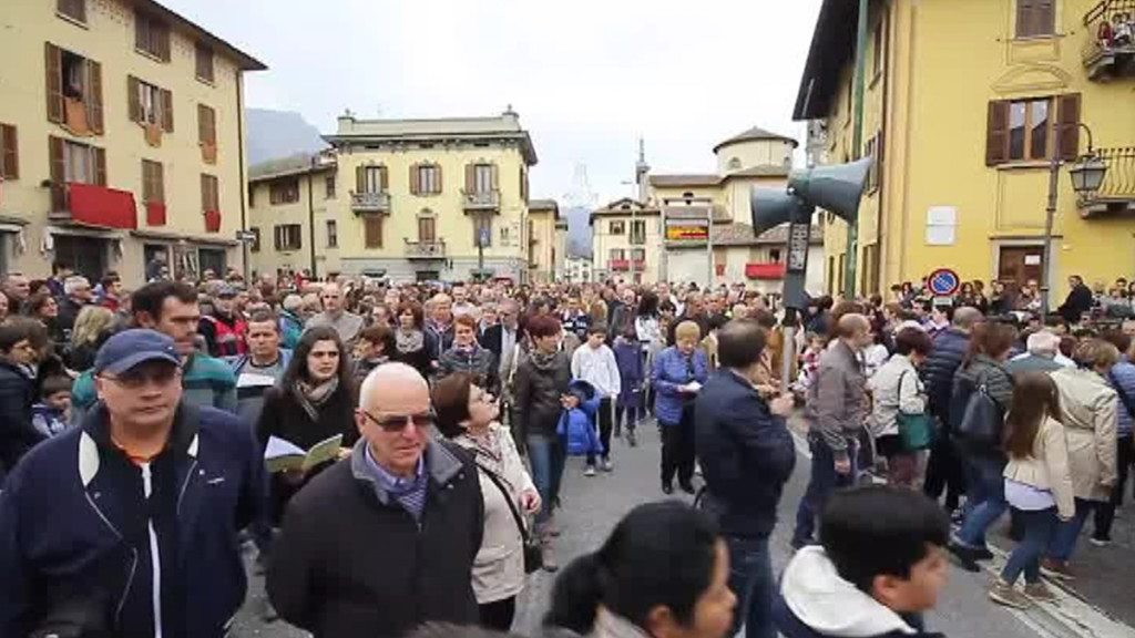 Folla di fedeli a San Giovanni Bianco per la Sacra Spina (img Bergamo Tv)