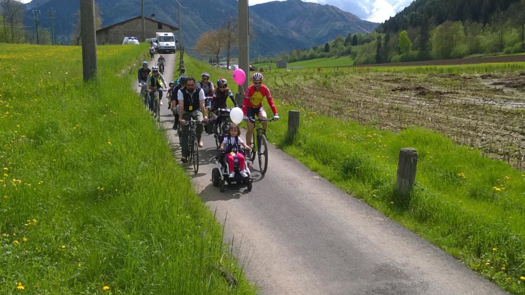 La piccola Serena sul percorso con la famiglia