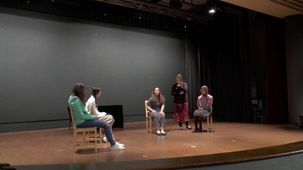 Alcune ragazze provano una scena 