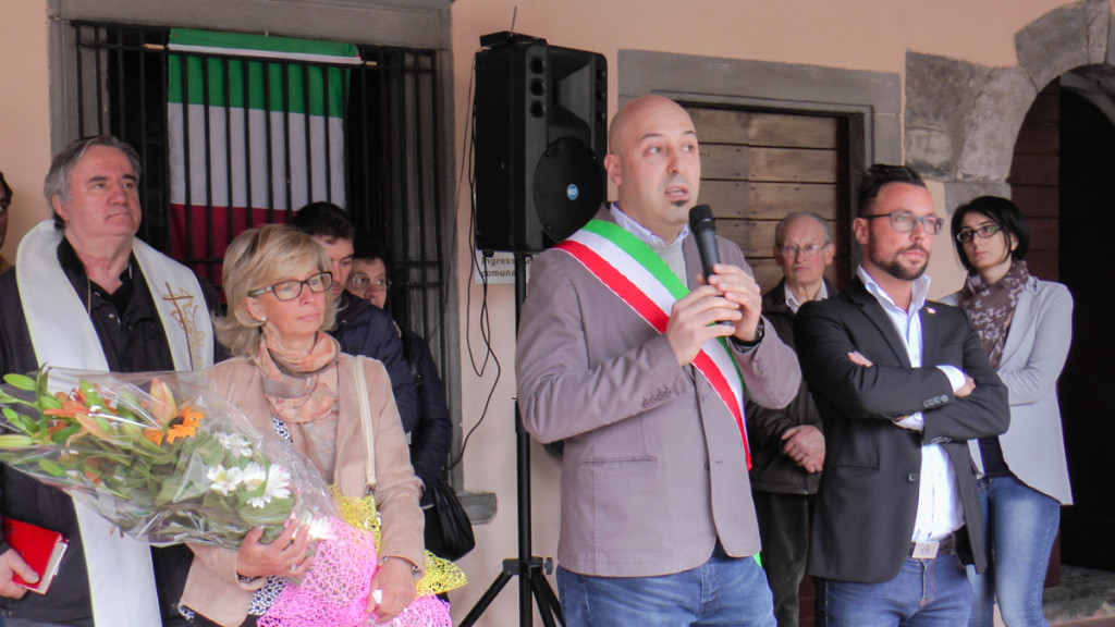 Il sindaco di Ardesio, Alberto Bigoni, tra la mamma di Danilo, Elena Mazzocchi, e il presidente della Pro loco, Simone Bonetti.