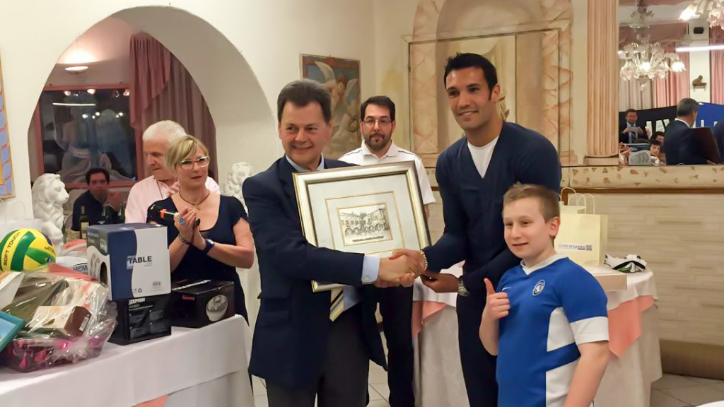 Nicolò Cherubin premiato dal presidente del club Enzo Conti