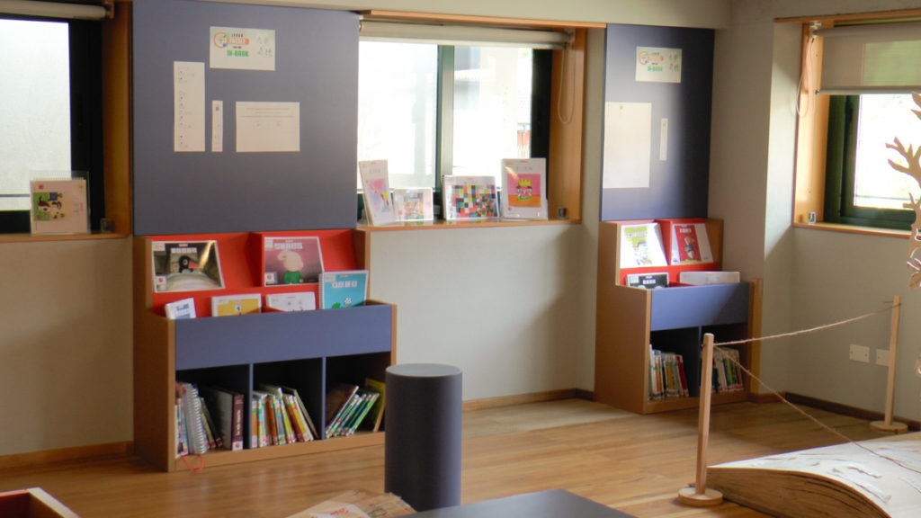 L'angolo con gli In-Book allestito in biblioteca a Clusone con il progetto sostenuto dal Lions Club Città di Clusone e Valle Seriana Superiore