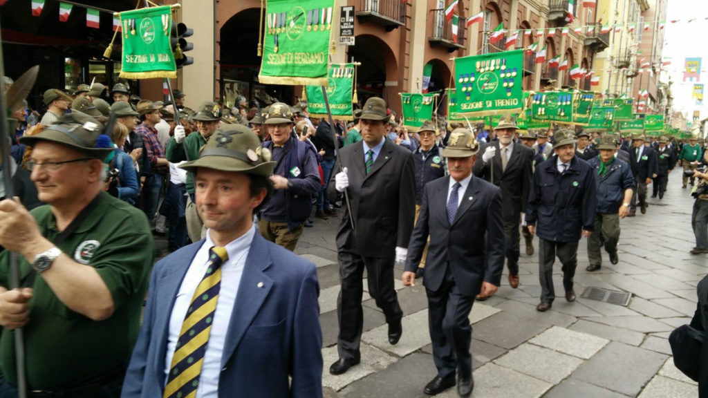 Adunata alpini ad Asti, il presidente degli alpini bergamaschi Macalli sfila ad Asti