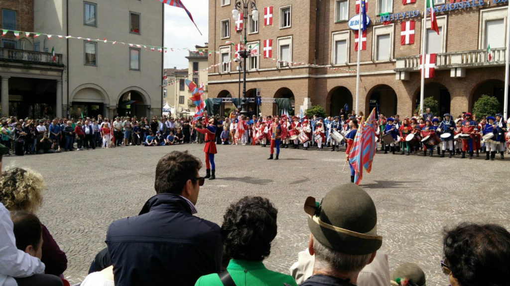 Sbandieratori di Asti all'adunata