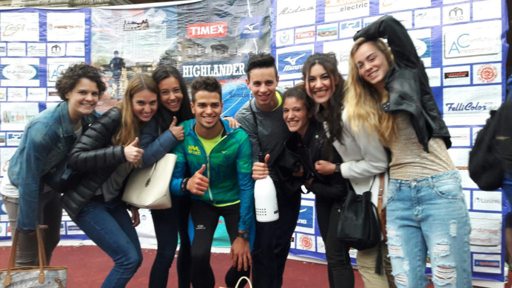 Jacopo Brasi con alcune compagne di squadra dopo la vittoria a Bergamo