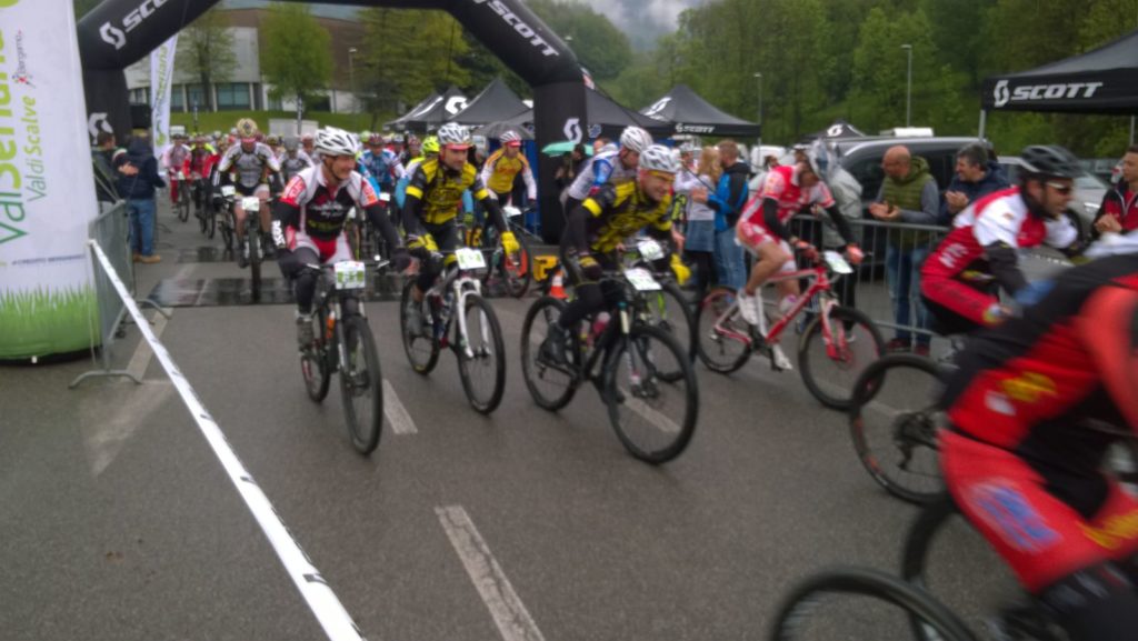 Valseriana Mtb Marathon, la partenza davanti al Centro Sportivo a Casnigo